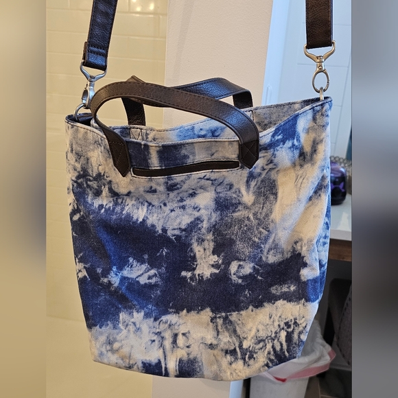 thirty-one Handbags - Thirty-One Blue and White Crossbody Bag with Artistic Design